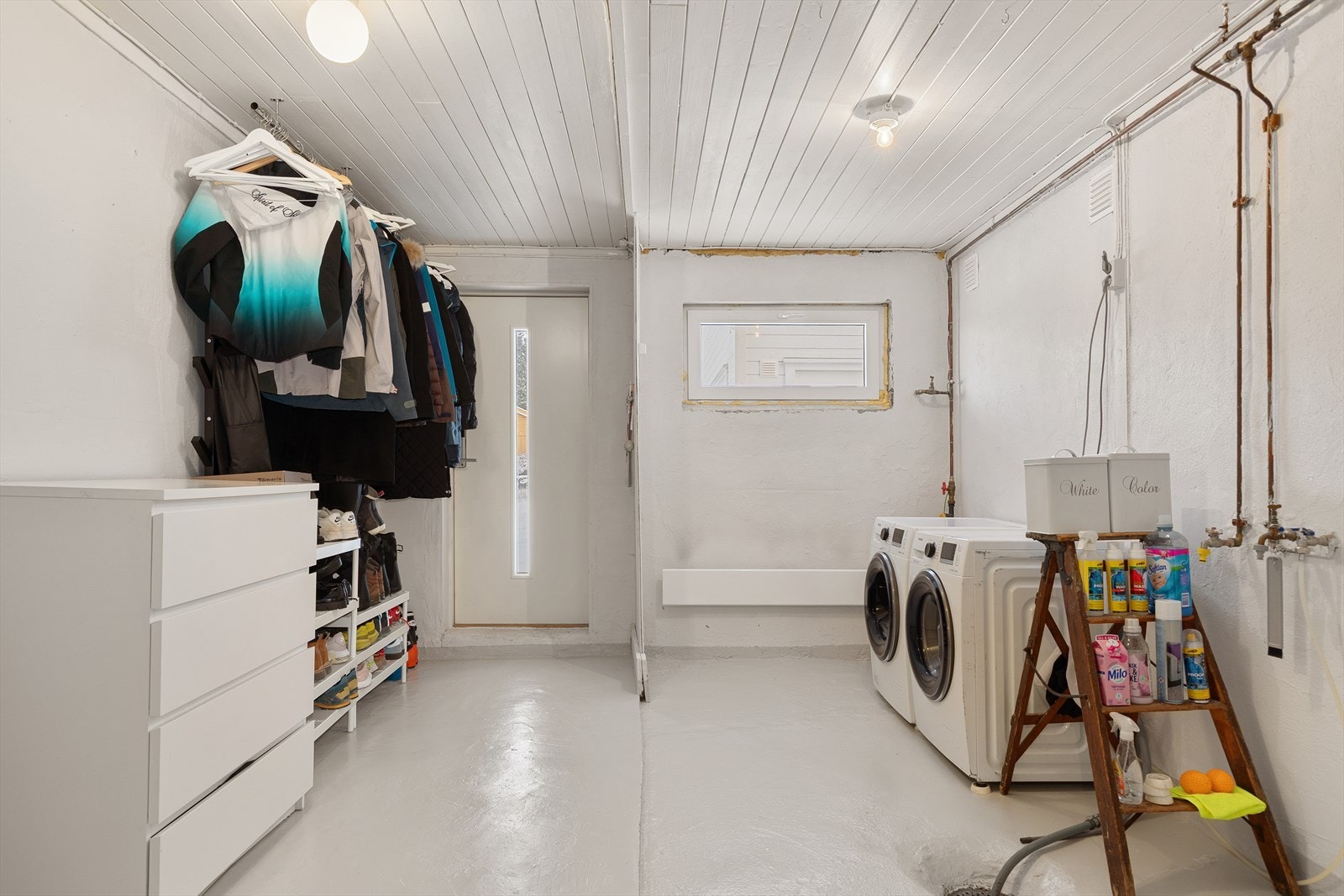 Vaskekjeller med egen inngangsdør mot terreng og direkte adkomst til garasje. Galleribilde