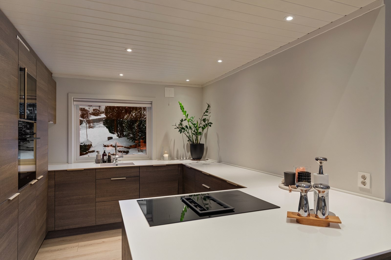 Kjøkkenet er et stilrent og funksjonelt kjøkken fra Kvik, etablert i forbindelse med oppgradering i 2019. Galleribilde