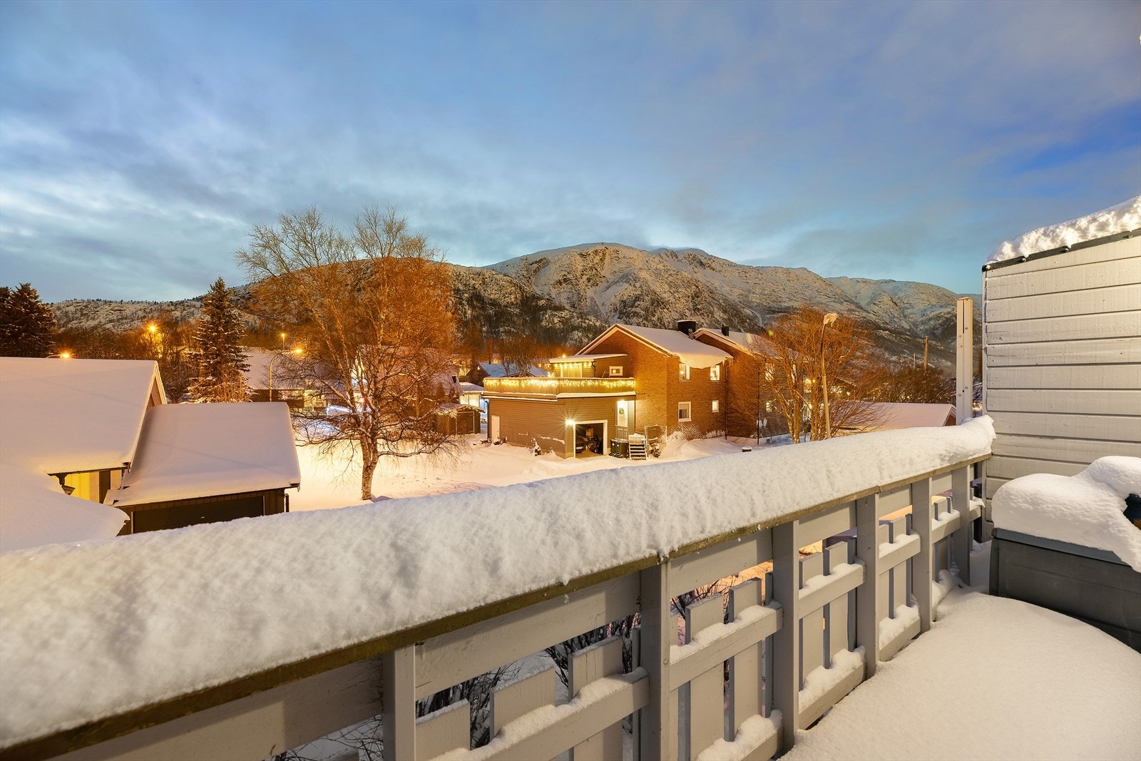 Vestvendt veranda på ca. 9 m2. Fint sted for hygge på fine dager. Galleribilde
