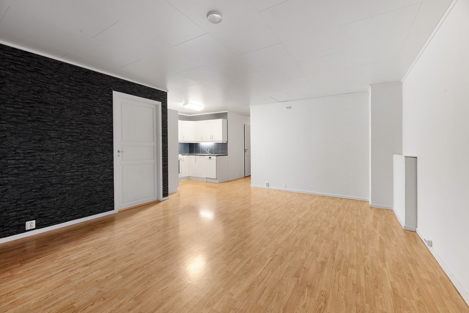 Fra stue mot kjøkken. Her har man flere møbleringsmuligheter. Galleribilde