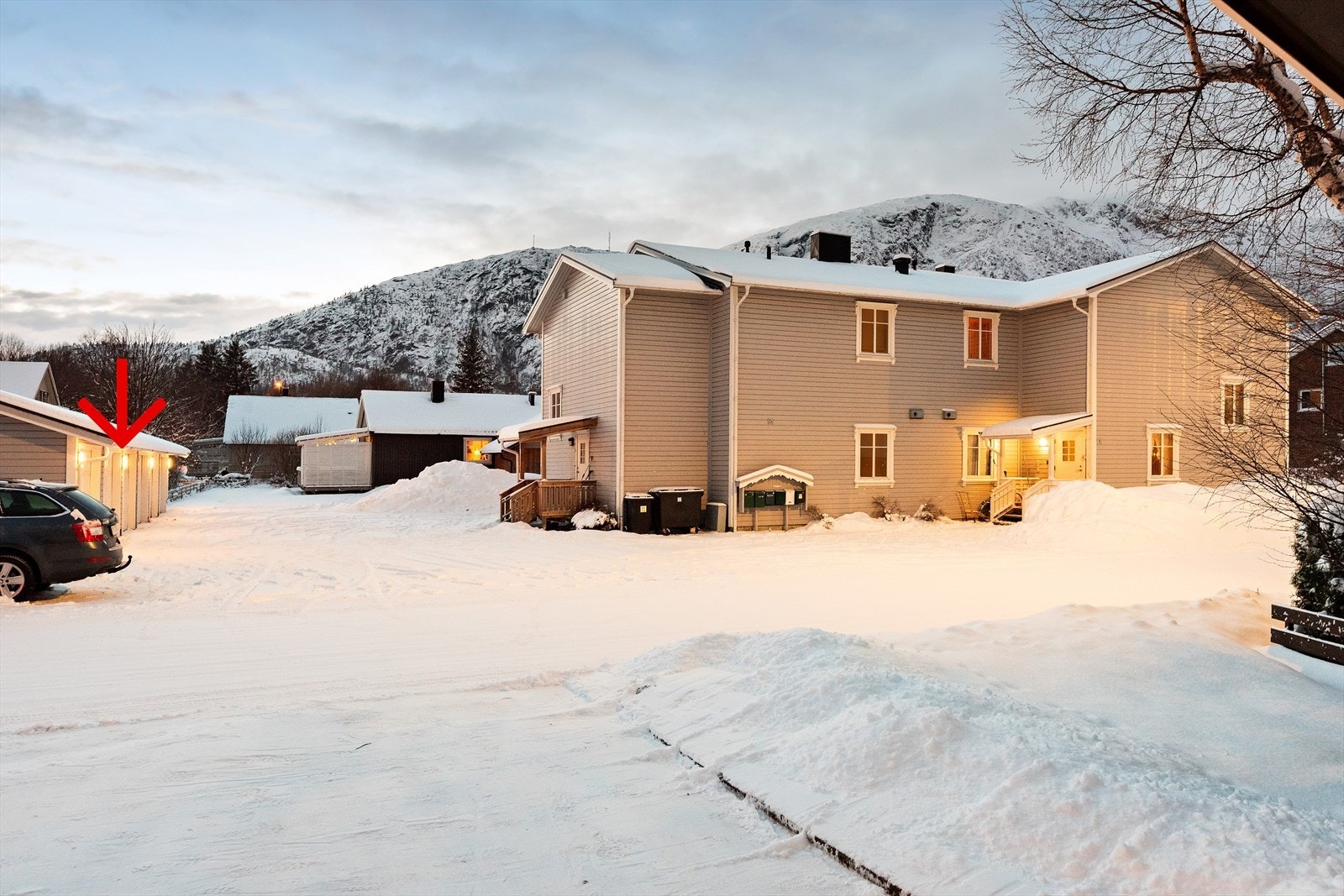 Garasje nr. 2 i garasjerekke. Borettslaget ligger attraktivt og sentralt på Trudvang. Her er det gåavstand til Mosjøen sentrum, Olderskog og til Kippermoen med alle sine fasiliteter. Galleribilde