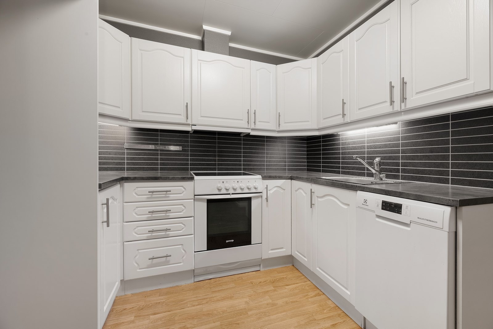 Lyst og fint kjøkken. Rikelig med skapplass. Kjøkkenet ble oppgradert i 2015 Galleribilde