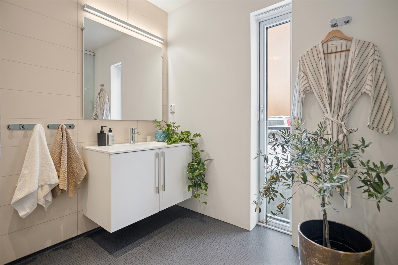 Baderommet har adkomst fra gangen og fremstår både innbydende og delikat Galleribilde