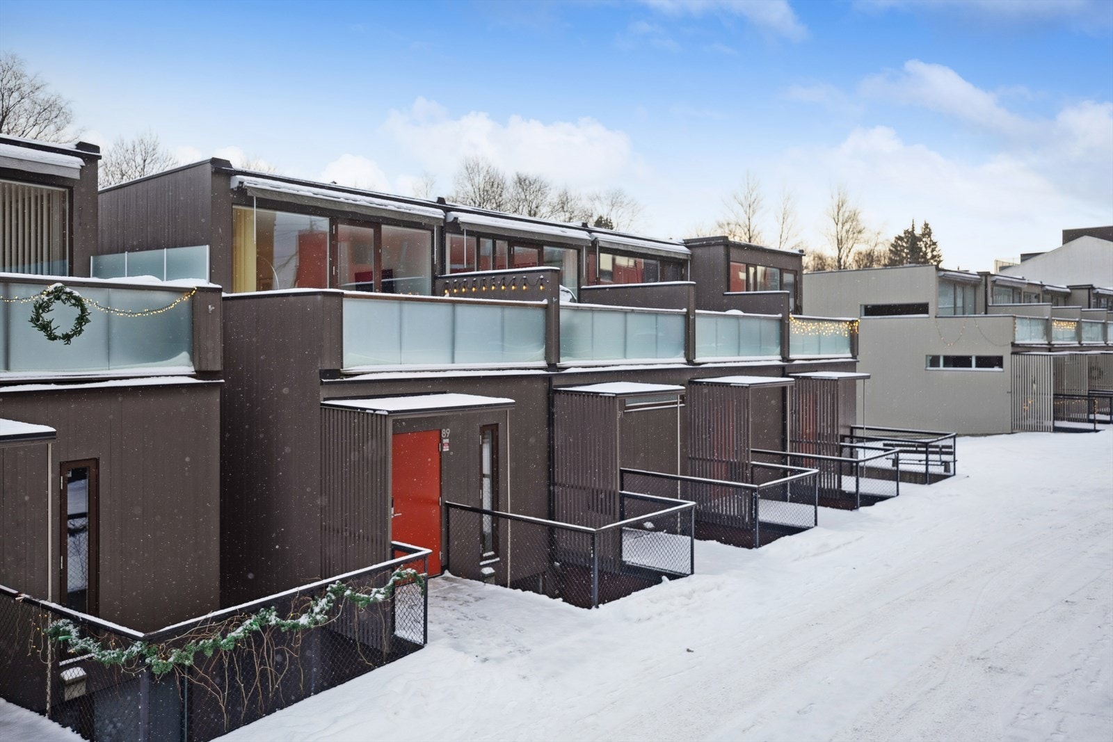 Endeseksjon med tre fasader og rikelig med vinduer, noe som gjør denne enheten til en av de større i
sameiet. Galleribilde