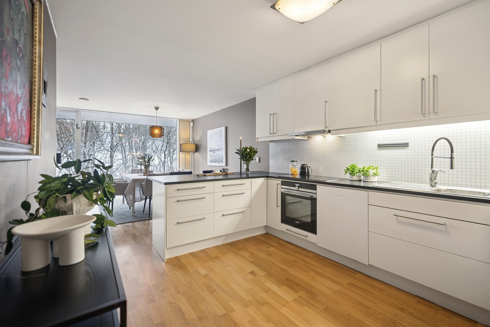 Stilrent kjøkken med tidsriktige fronter Galleribilde