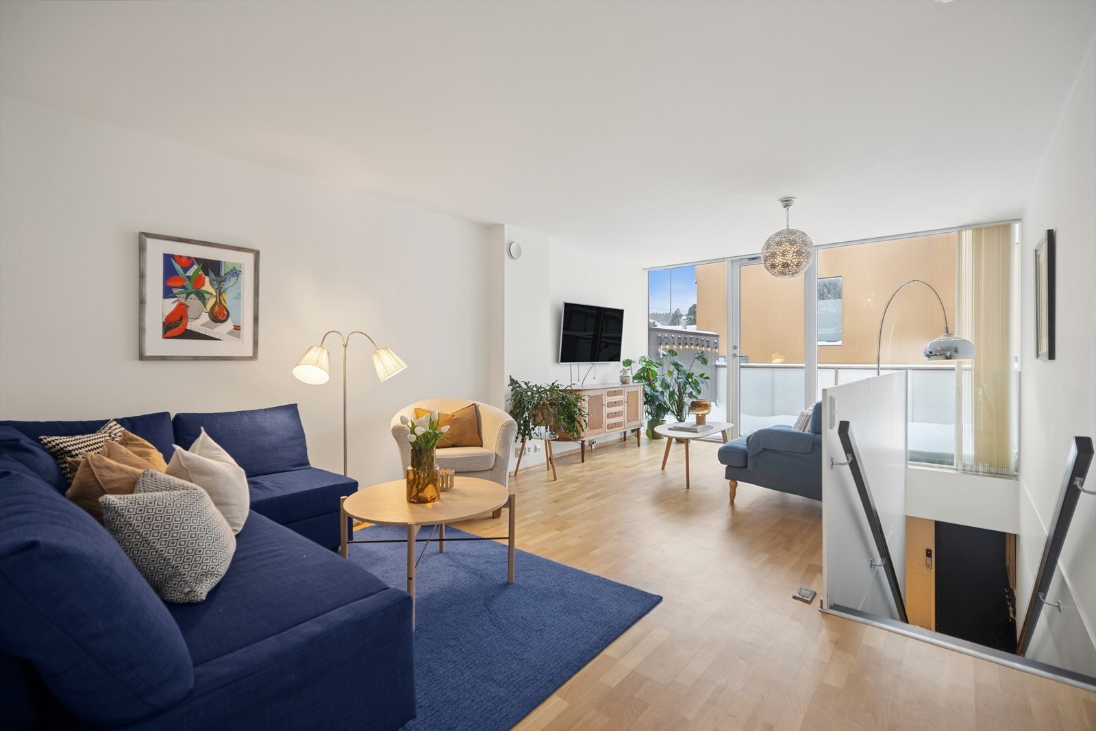 Denne delen av etasjen er innredet som lesekrok og sofagruppe, men gir også gode muligheter for alternativ møblering etter behov. Galleribilde