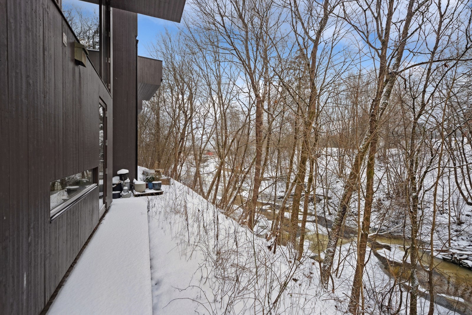 Felles balkong på baksiden av rekkehusene, idyllisk plassert mot Sagelva. Galleribilde