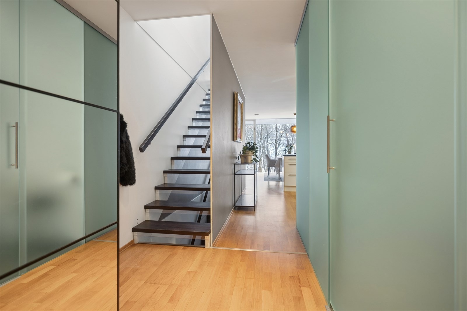 En lys og innbydende entré med gjennomgående
utsikt gjennom hele etasjen. Badet ligger praktisk
plassert rett til høyre. Galleribilde