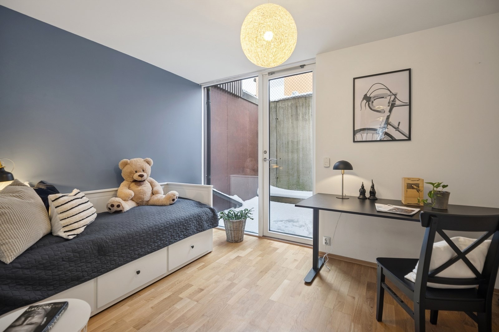 Soverom 1 har en egen liten balkong under inngangspartiet, samt en tilhørende utvendig bod med gode lagringsmuligheter Galleribilde