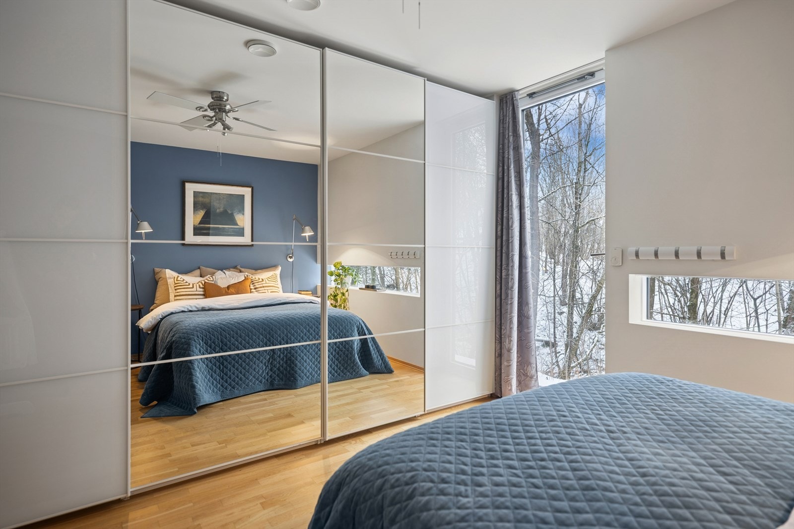 Soverommet har god oppbevaringsplass i skyvedørsgarderobe og direkte tilgang til felles balkong. Galleribilde