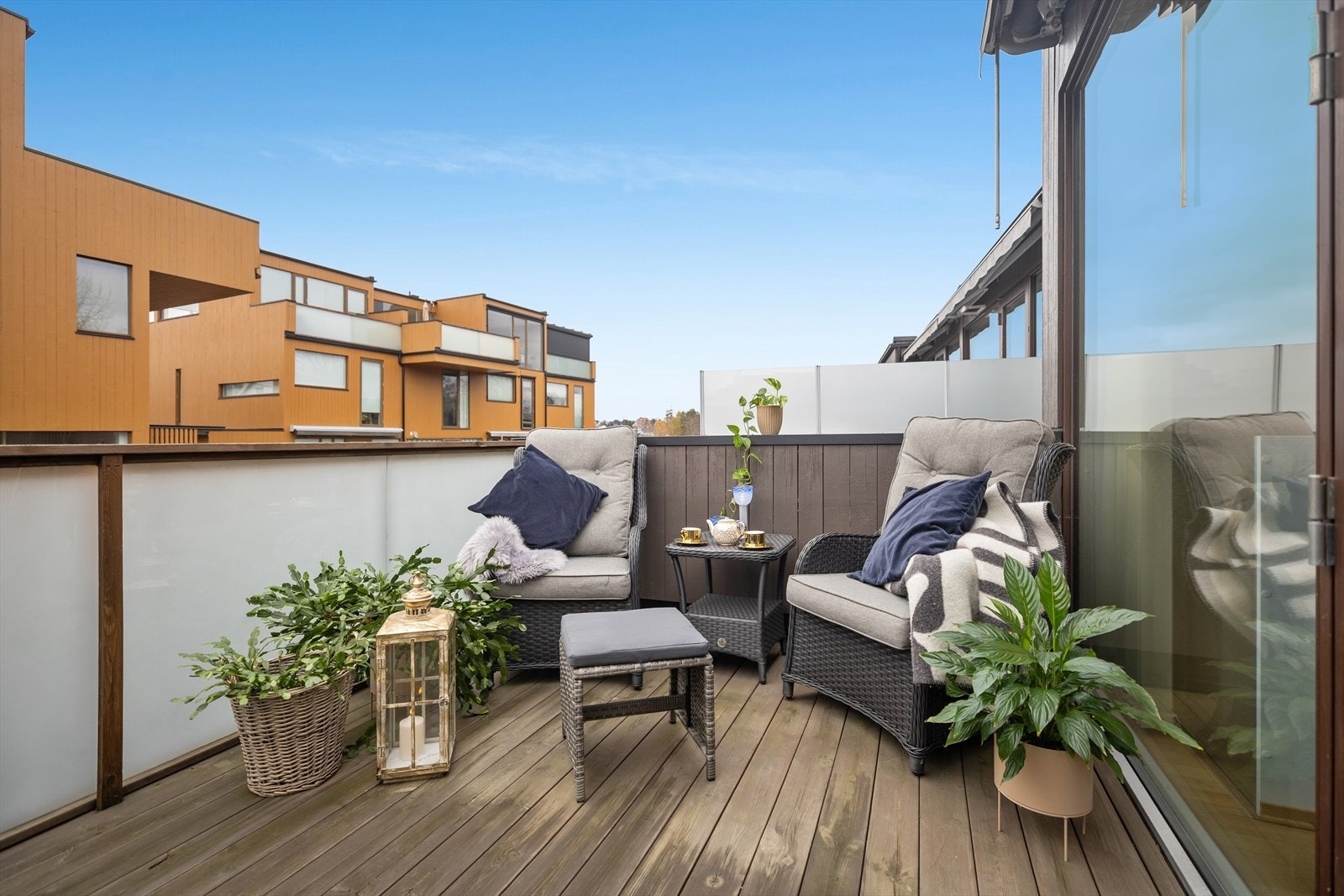 Vestvendt balkong med flotte solforhold store deler av dagen og kveldssol. Balkongen egner seg godt til både avslapning og hyggelige stunder utendørs. Galleribilde