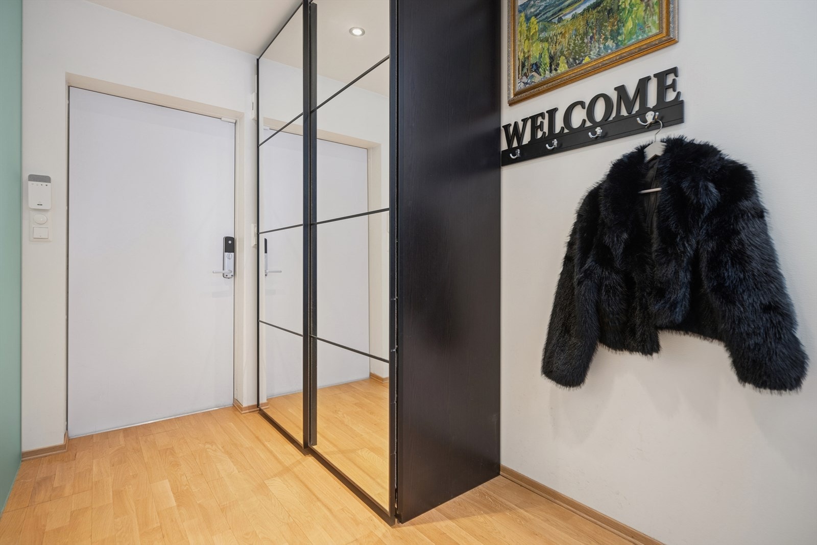 Romslig garderobeløsning plassert i gangen gir god oppbevaringsplass og sørger for en ryddig og praktisk entré for familie og gjester. Galleribilde