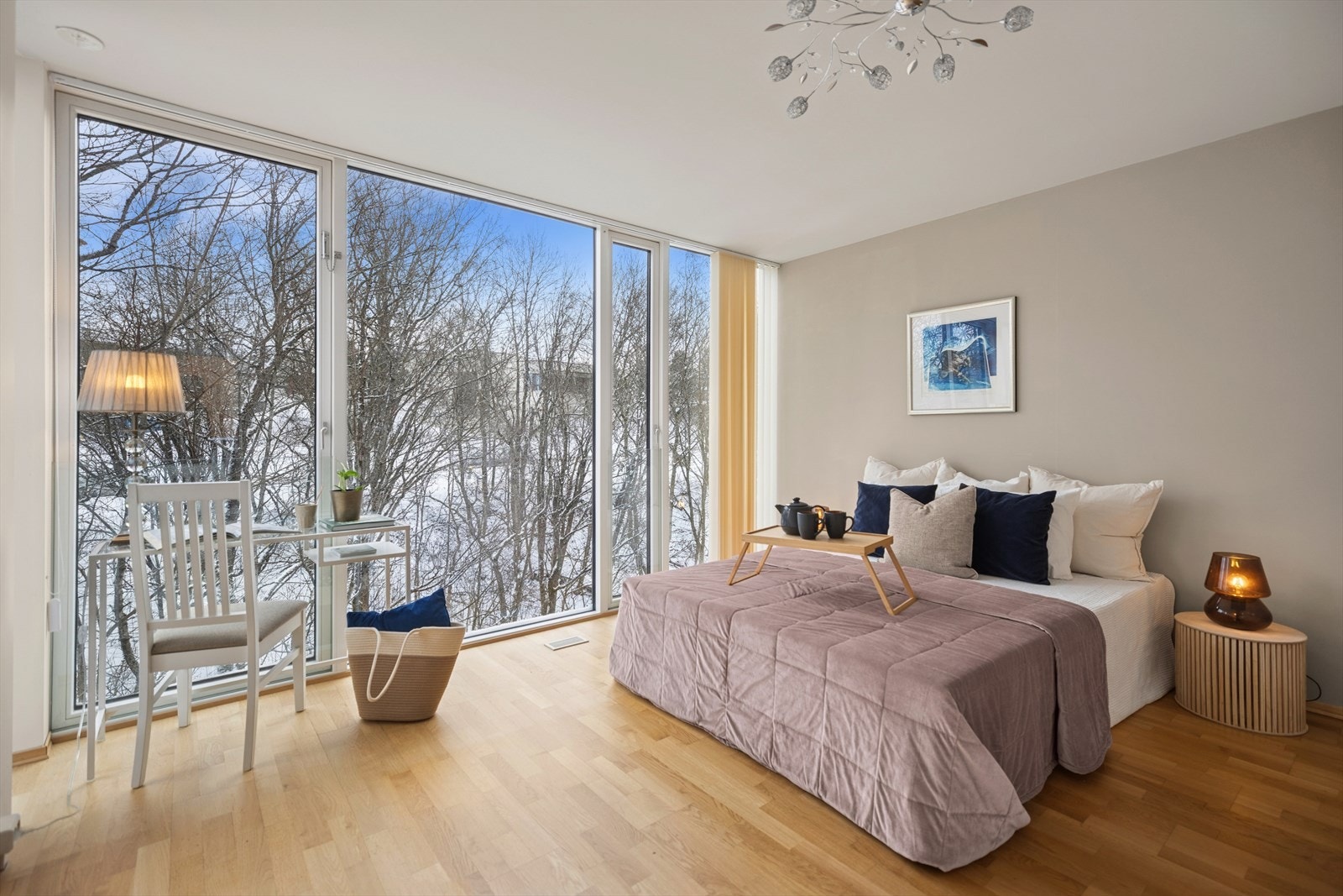 De store vindusflatene slipper inn rikelig med dagslys og gir en følelse av å være tett på naturen. En fransk
balkong forsterker denne opplevelsen og gjør det mulig å åpne opp rommet mot de vakre omgivelsene. Galleribilde