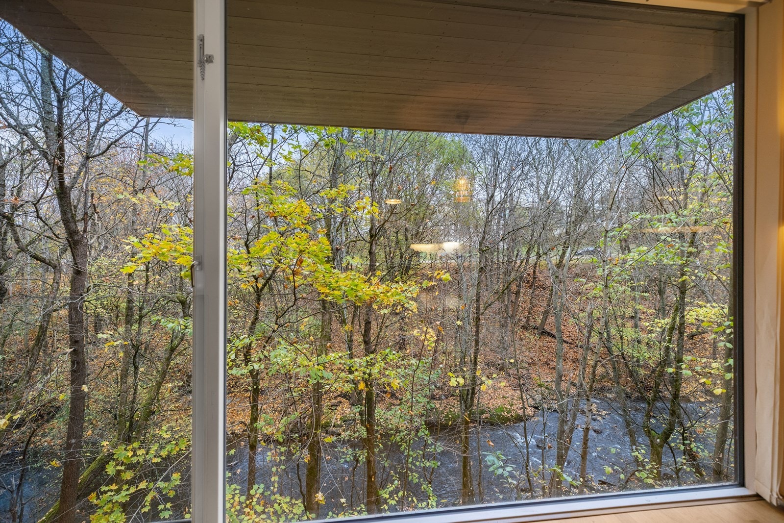 Stuen har vakker utsikt om våren, med nærhet til naturen og utsikt mot Sagelva. Den franske balkongen kan åpnes, slik at du kan høre elva renne og nyte omgivelsene. Galleribilde