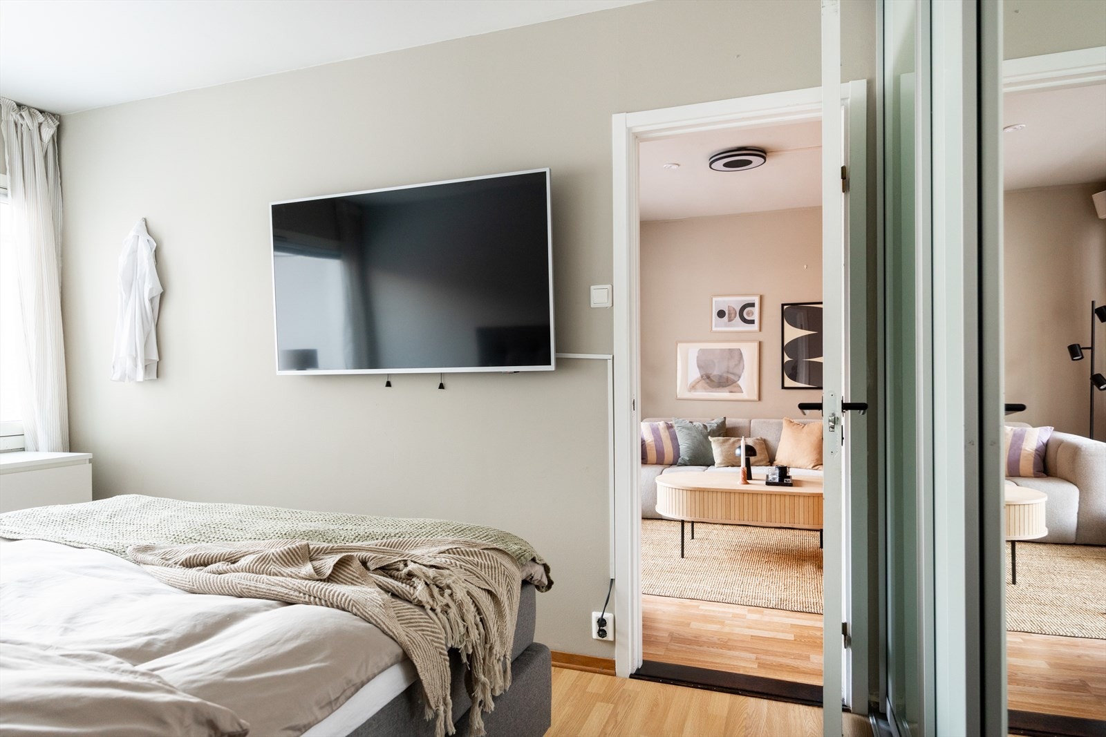 Rommet er malt i en behagelig fargetone, perfekt for en god natts søvn Galleribilde