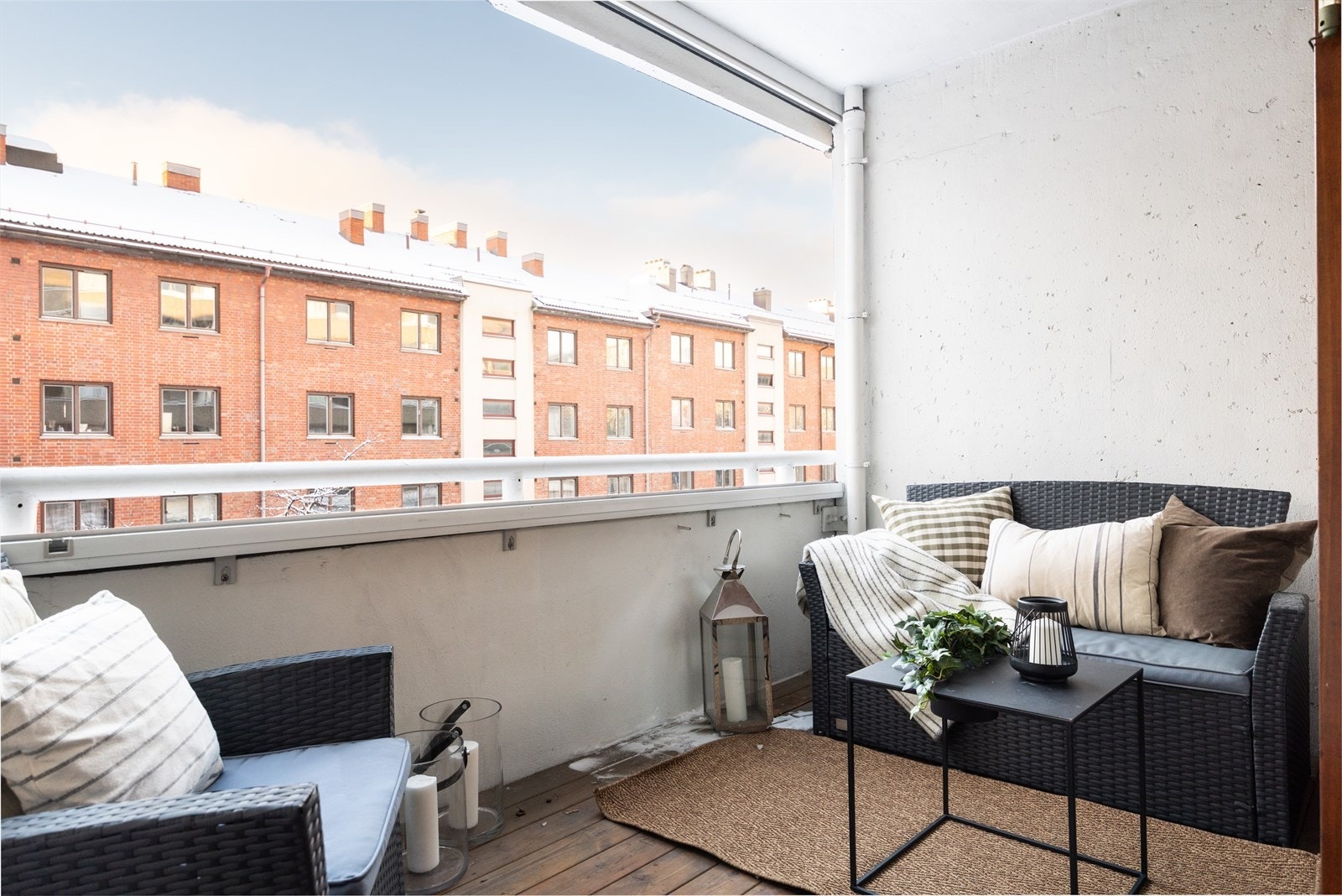 Leiligheten ligger i 2. etasje hvor alt ligger til rette for en enkel hverdag, med heis, garasjeplass og en flott balkong med gode solforhold som vender mot rolige omgivelser. Galleribilde