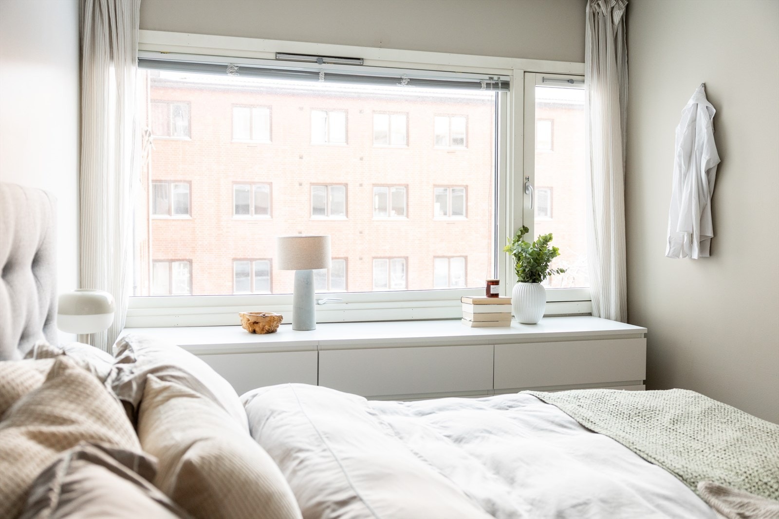 Store vindusflater slipper inn rikelig med naturlig lys Galleribilde