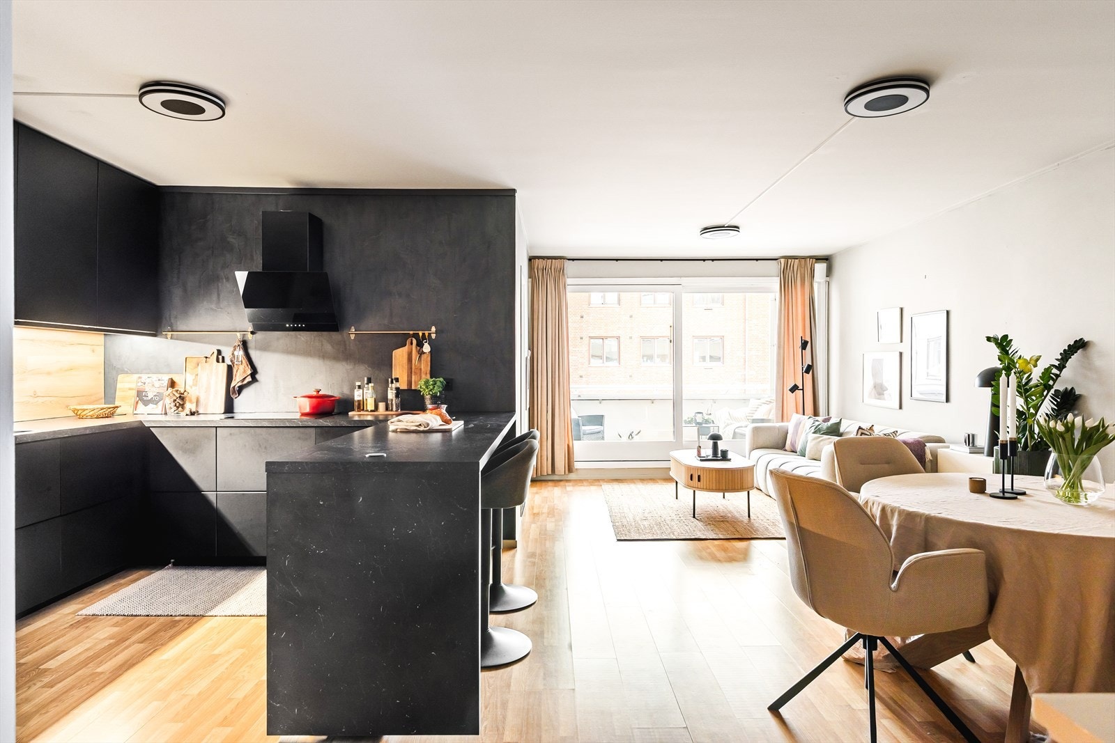 Stuen og kjøkkenet ligger i en åpen og sosial planløsning, noe som skaper et inviterende oppholdsrom Galleribilde