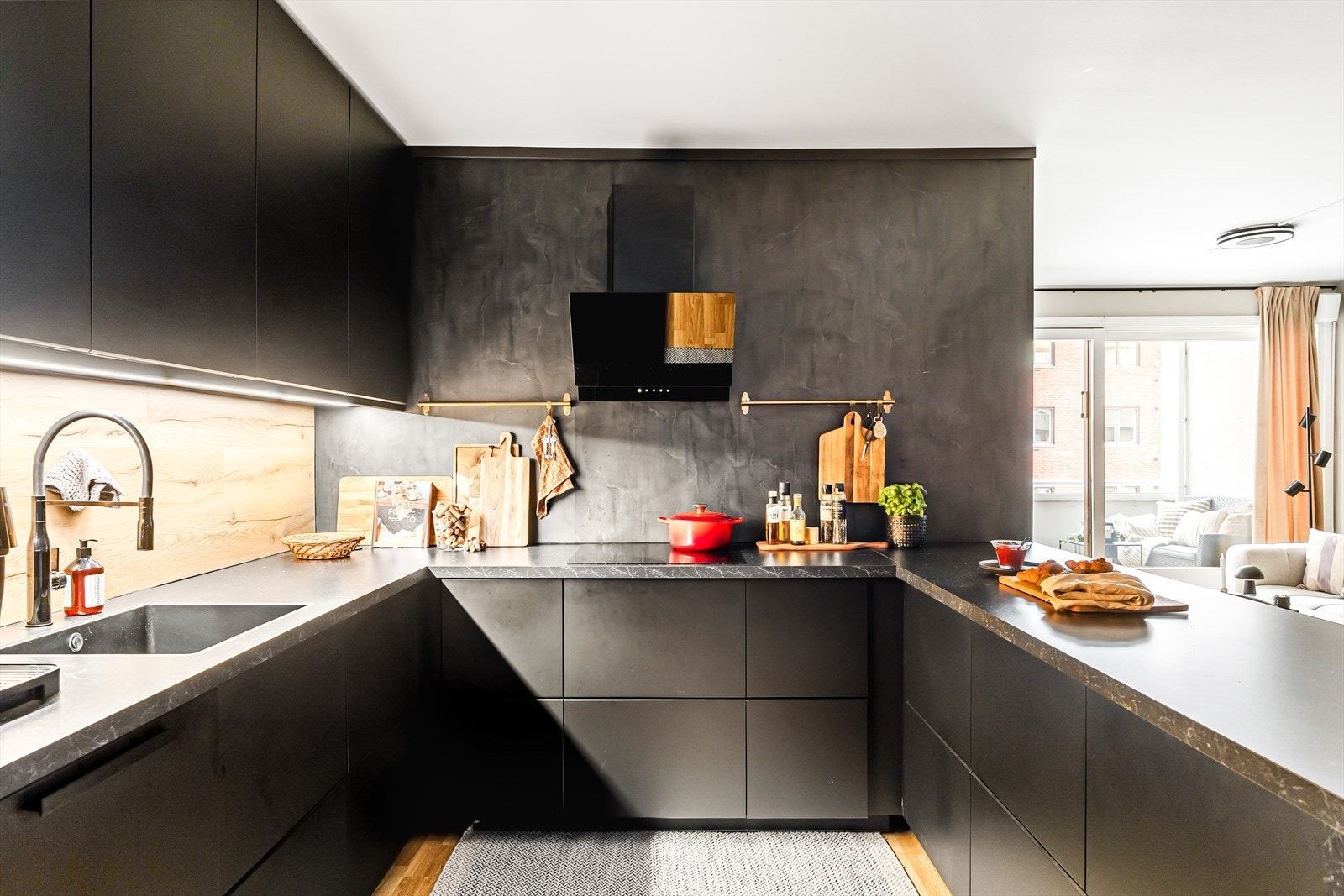 Innredningen består av mørke glatte fronter og laminert benkeplate Galleribilde