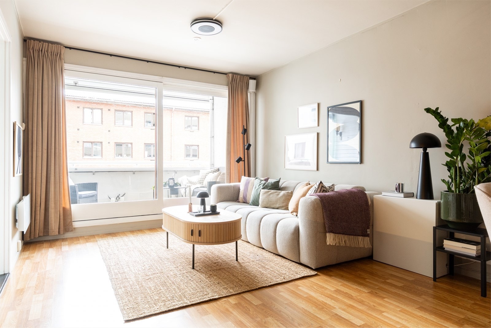 Den lyse og hyggelige stuen har store vindusflater som sikrer gode lysforhold og gir rommet en luftig atmosfære Galleribilde