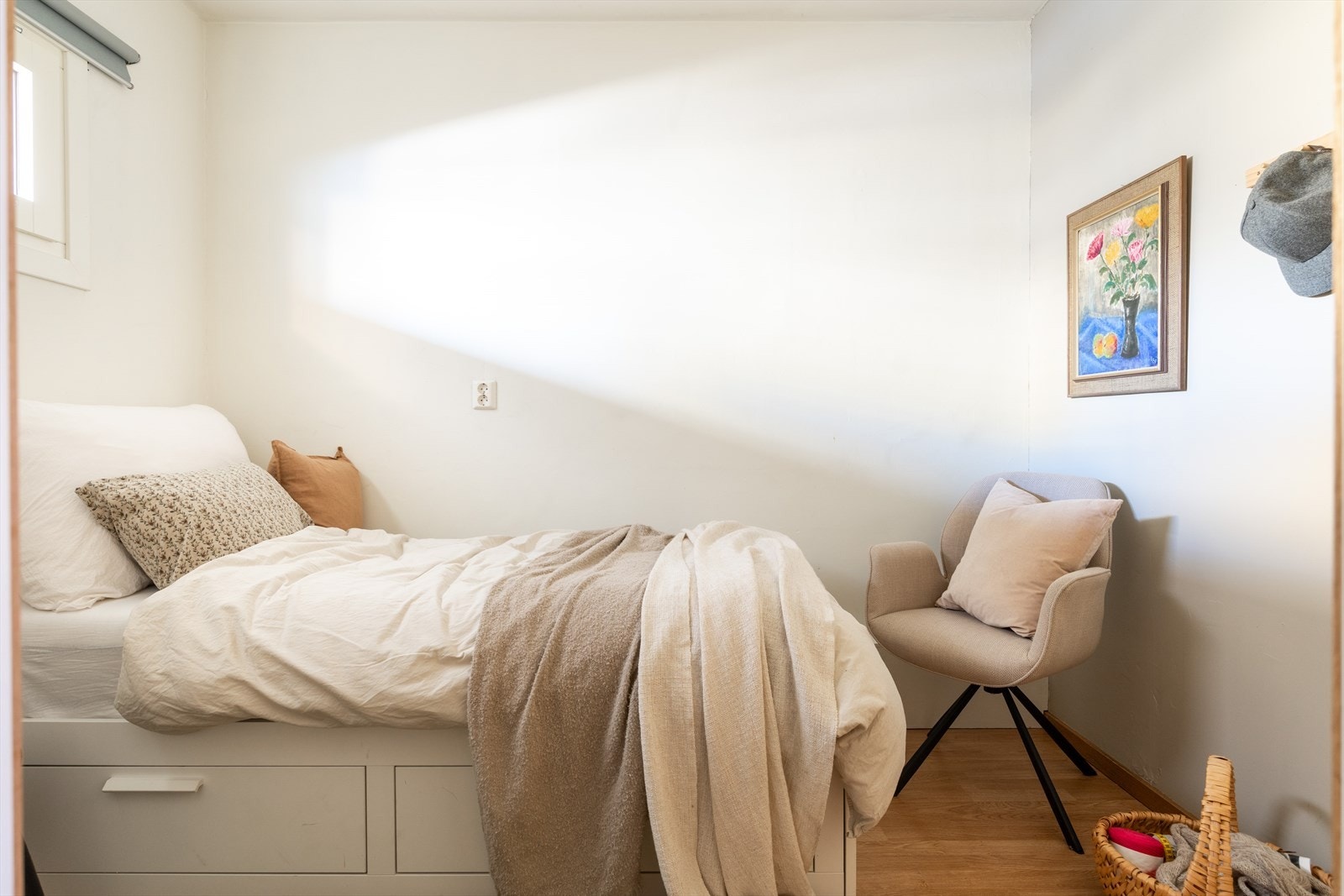 Det er god plass til enten skrivebord eller sovesofa for besøkende og gjester. Galleribilde