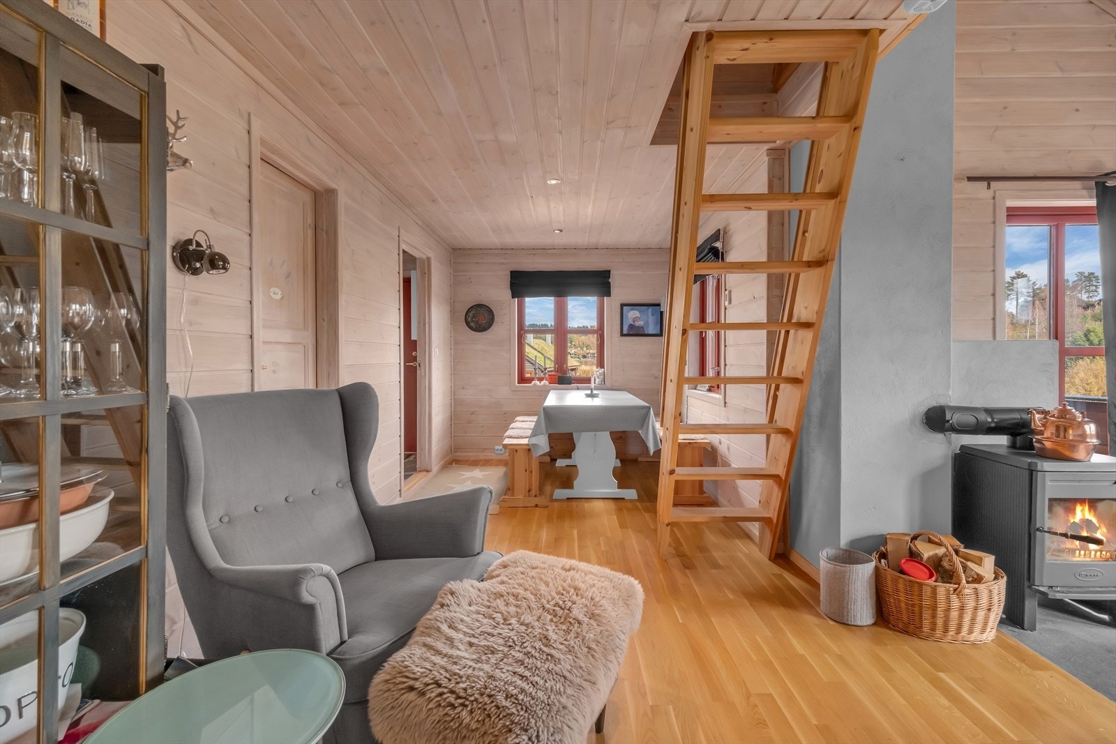 God plass til gjester rundt spisebordet Galleribilde