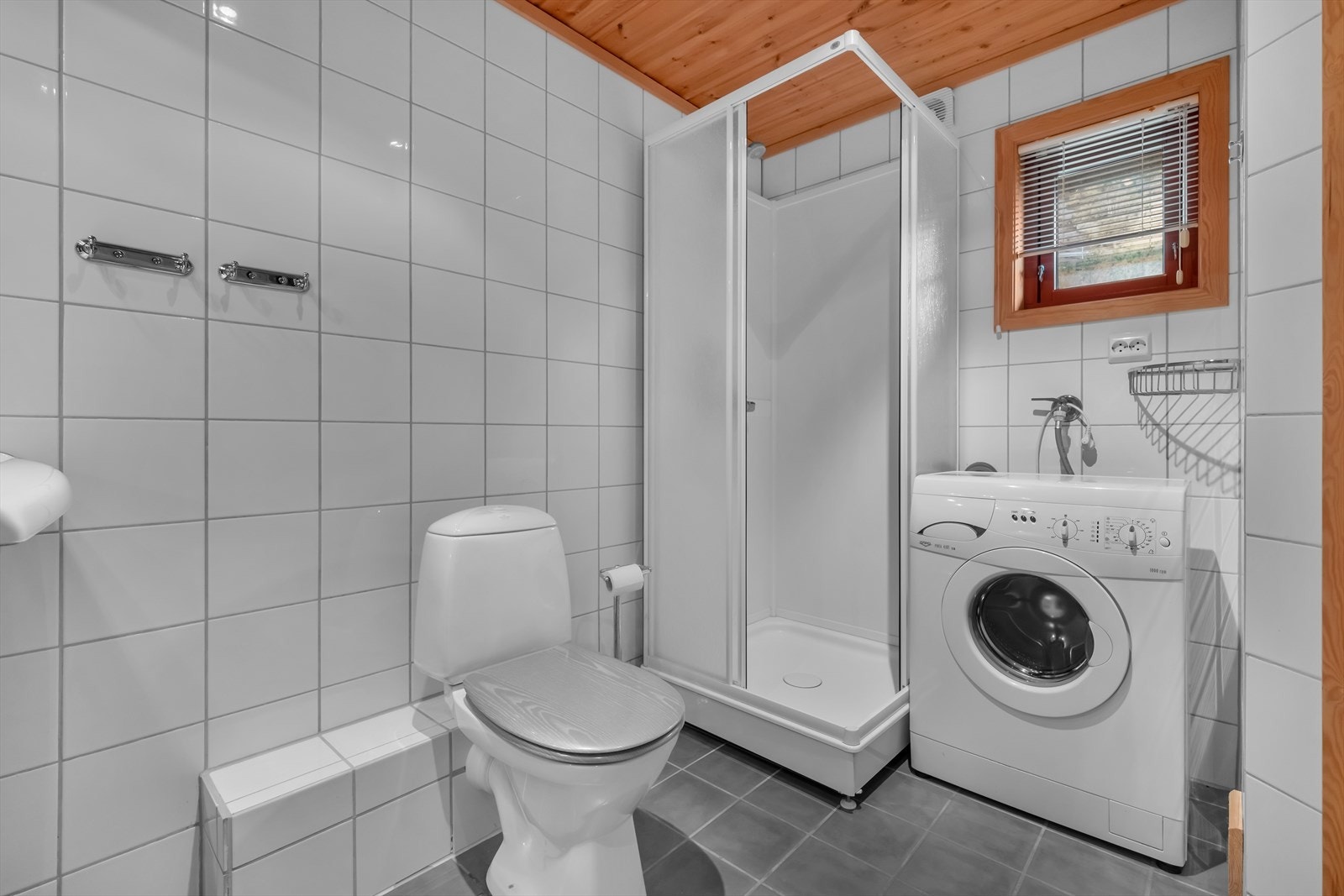 Bad med vaskemaskin Galleribilde