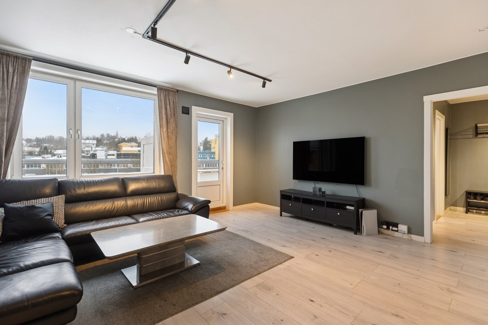 Stue med god takhøyde, peis og store vinduer. Skaper en behagelig romfølelse og et moderne uttrykk. Galleribilde