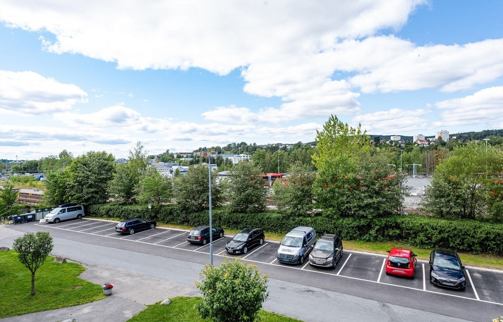 Attraktiv beliggenhet på Nedre Grorud. Rolig og etablert boligområde med gode tur- og rekreasjonsmuligheter. Galleribilde