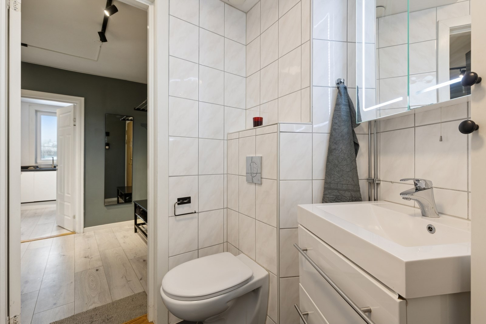 Stilrent og moderne bad. Galleribilde