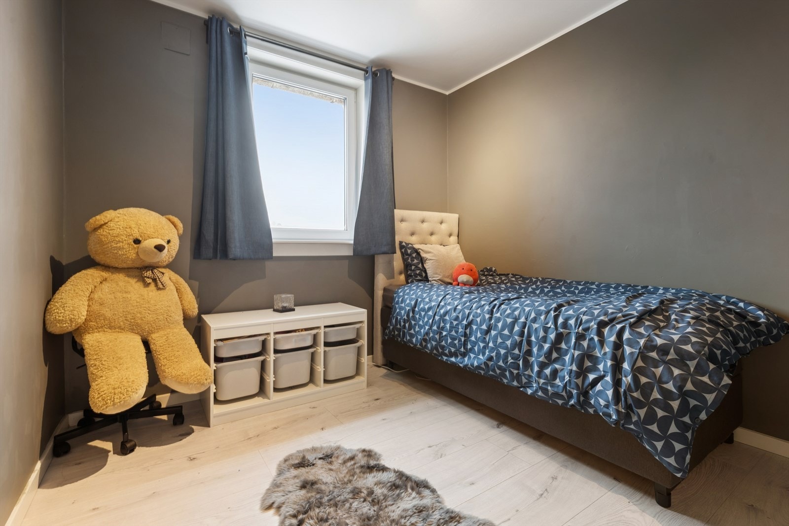 Soverom nr. 2 - perfekt som barnerom, gjesterom eller hjemmekontor. Fleksibelt rom med mange bruksmuligheter. Galleribilde