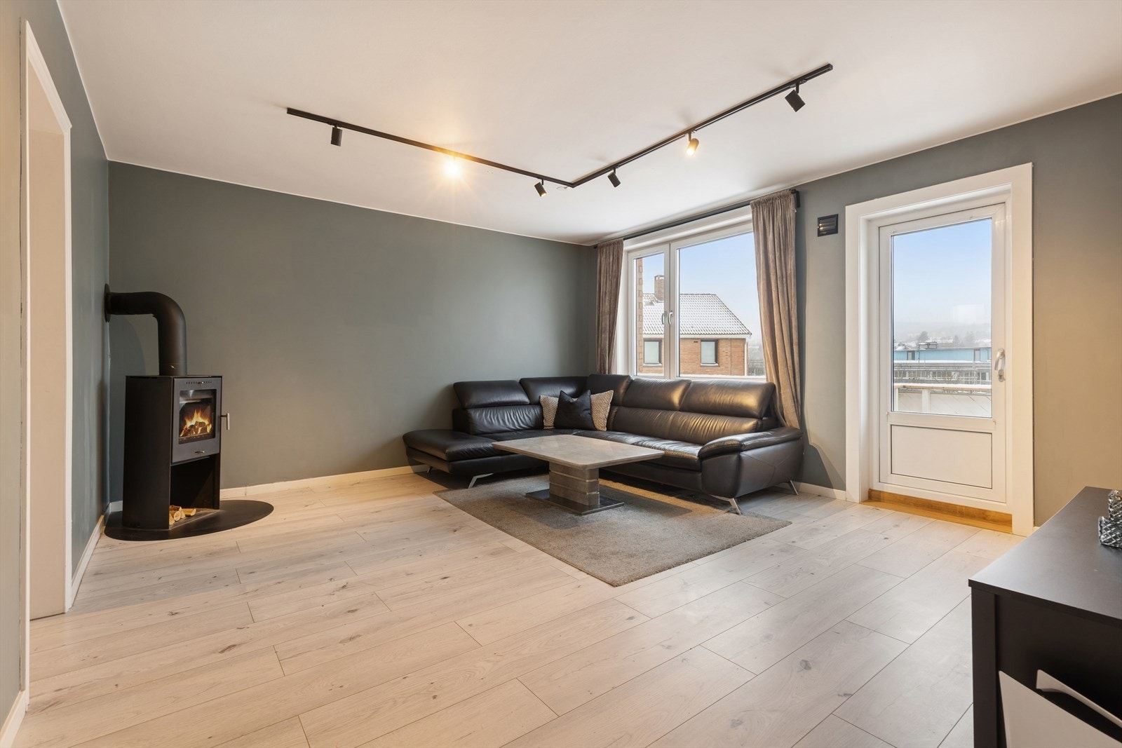 Flott stue med naturlig lys og plass til sofagruppe. Galleribilde