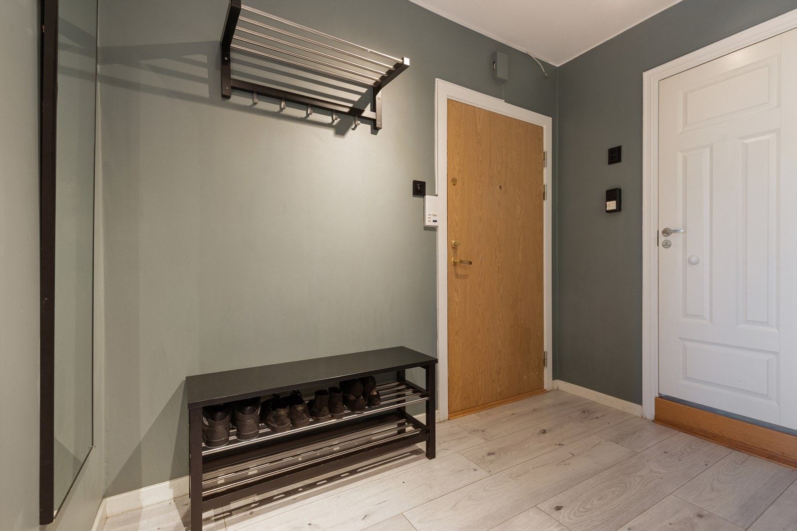 Innbydende entre med god mulighet for oppbevaring og garderobeløsninger. Galleribilde