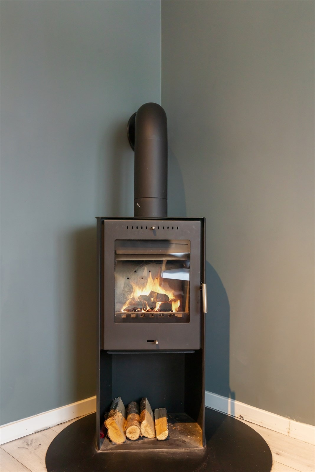 Peis i stuen gir ekstra komfort og hyggelig stemning. Perfekt for kjølige høst- og vinterkvelder. Galleribilde