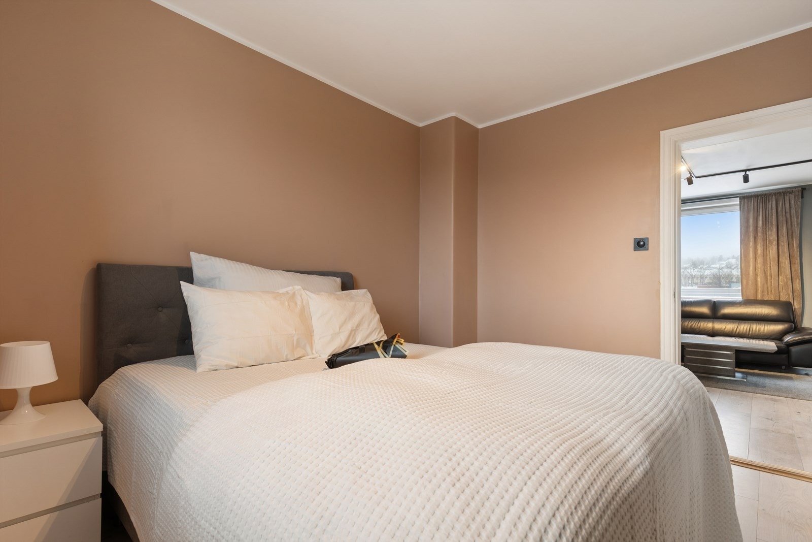 Praktisk planløsning med plass til garderobe og ekstra møblering. Galleribilde