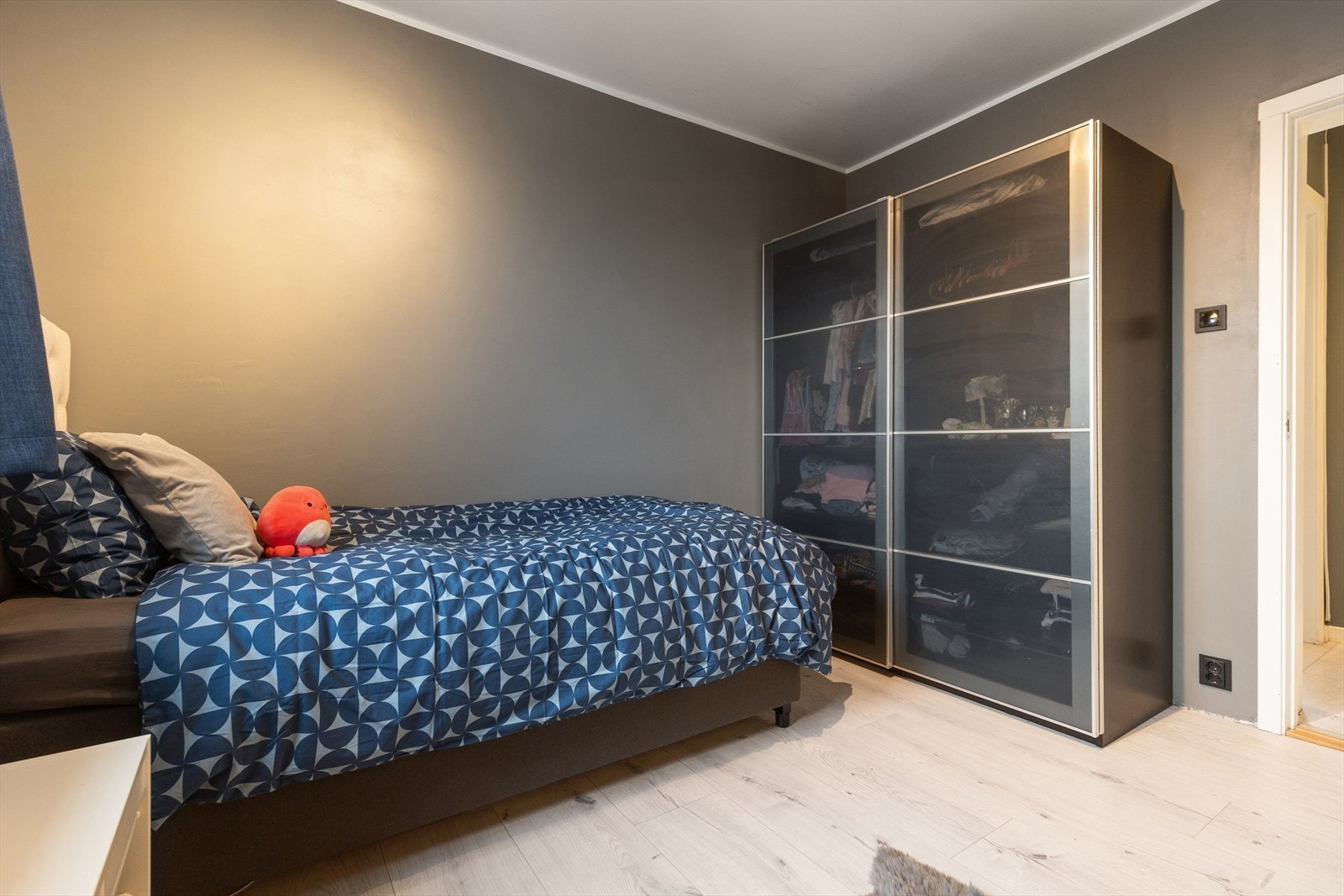 Lys og luftig følelse med god plass til garderobeløsninger. Galleribilde