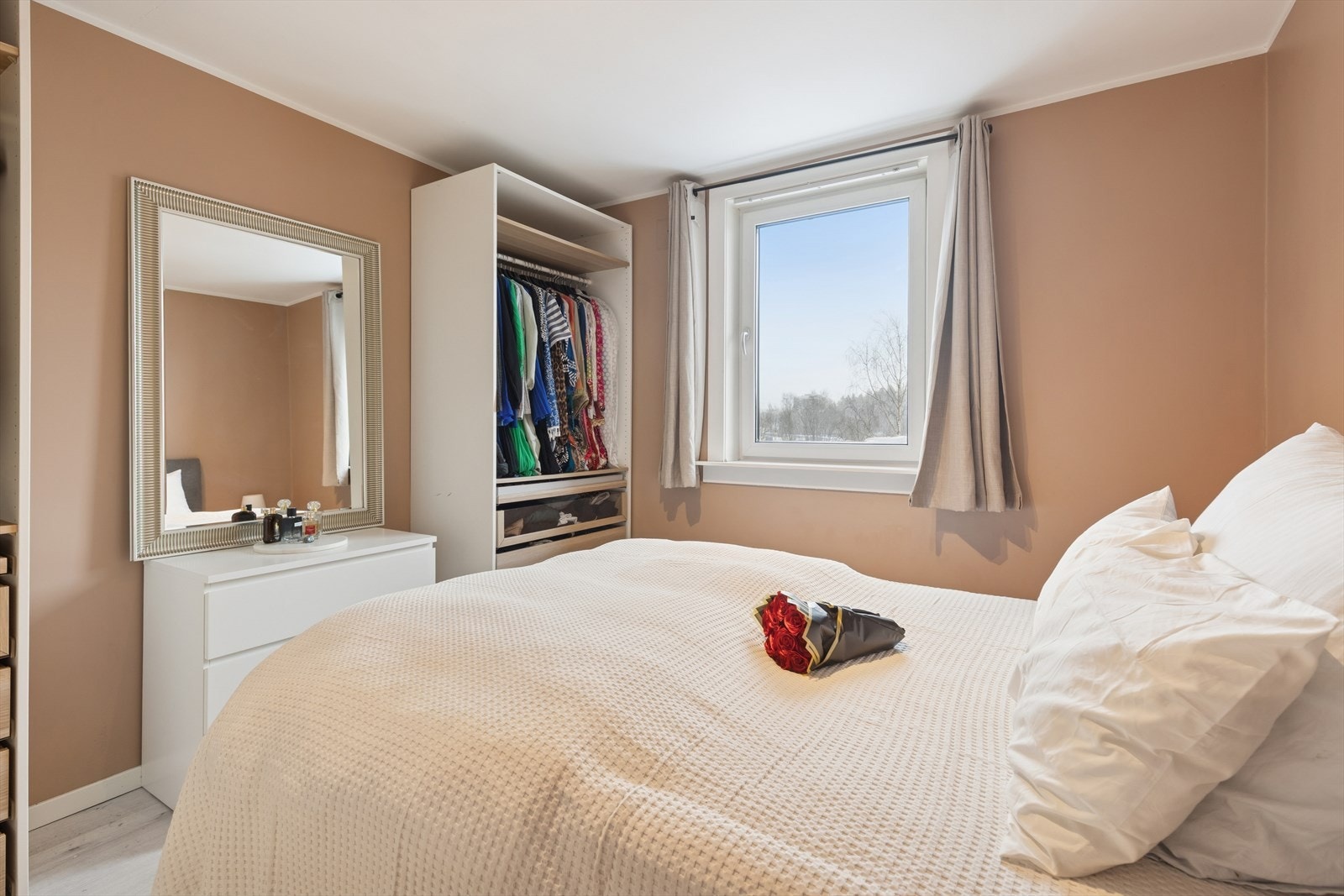 Boligen hatt to store soverom - Dette rommet er ideelt som hovedsoverom. Galleribilde