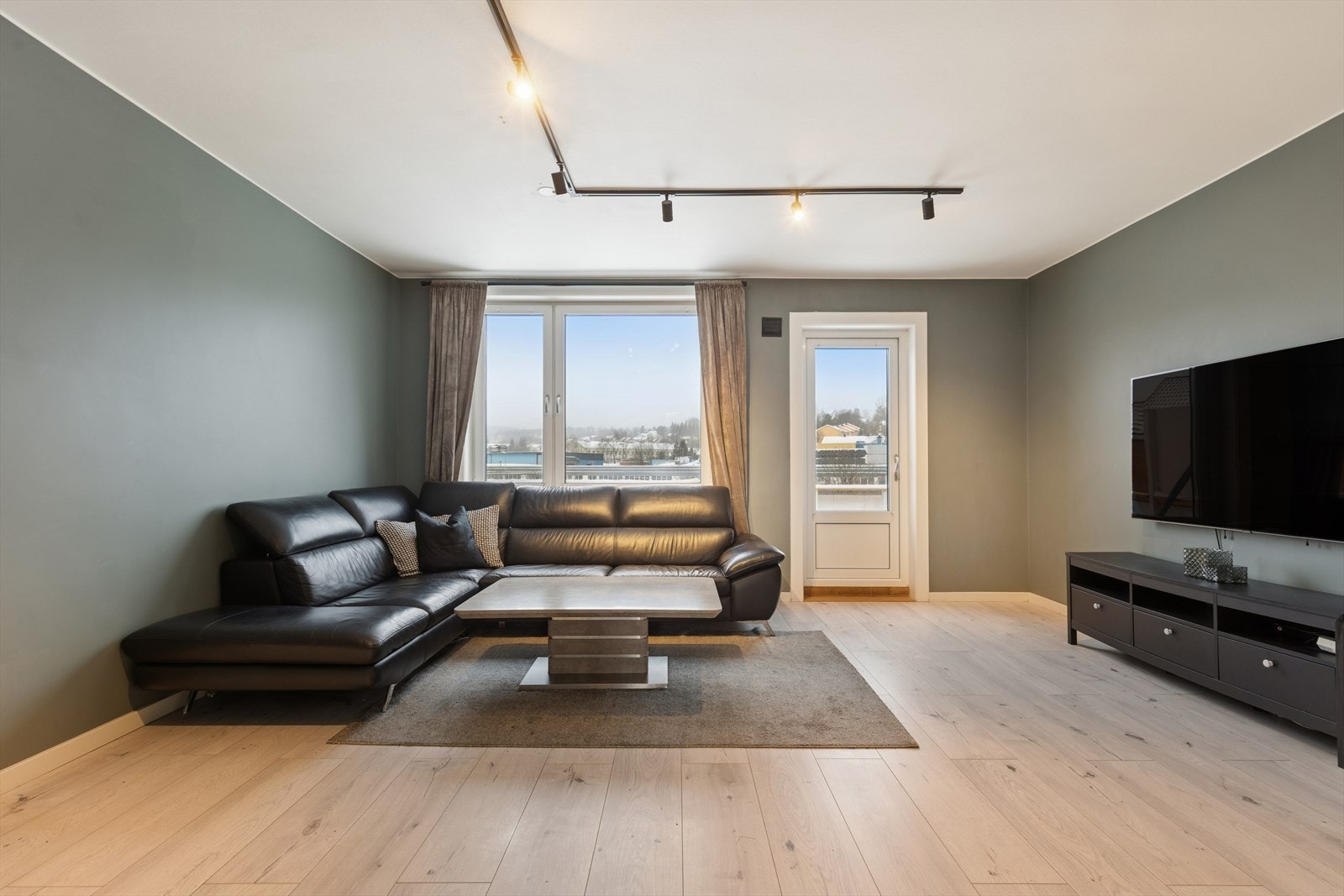 Store vindusflater gir rikelig med dagslys og en lun atmosfære året rundt. Galleribilde