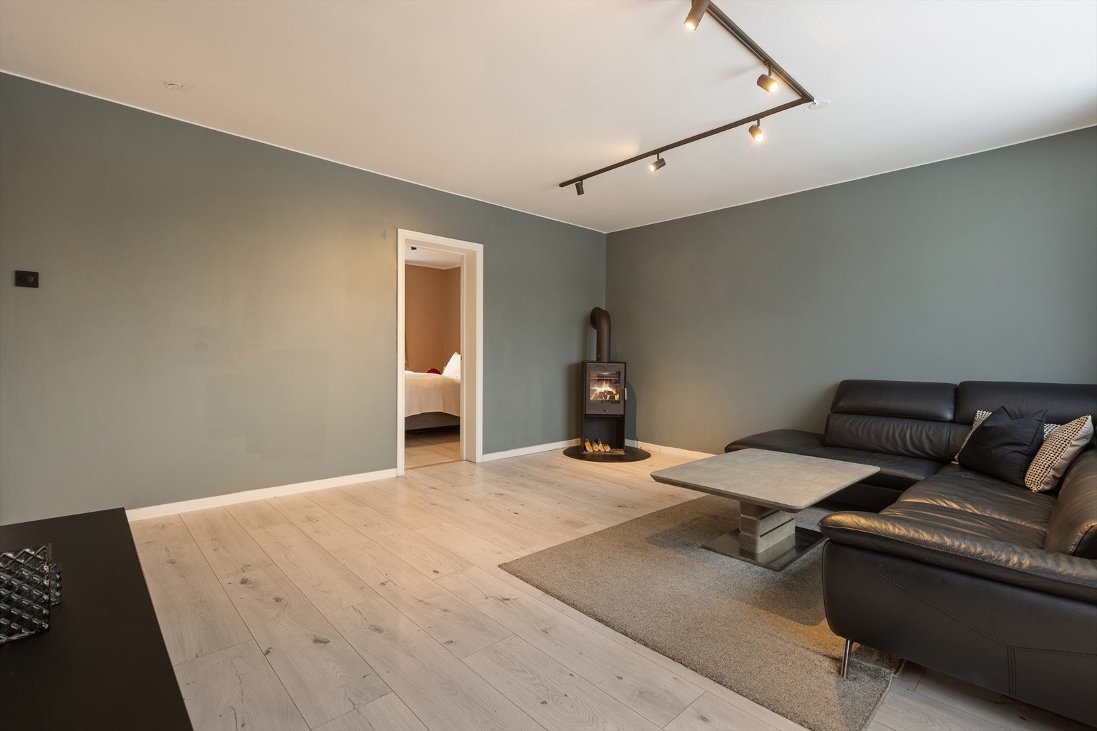 Åpen og luftig stue med peis Galleribilde