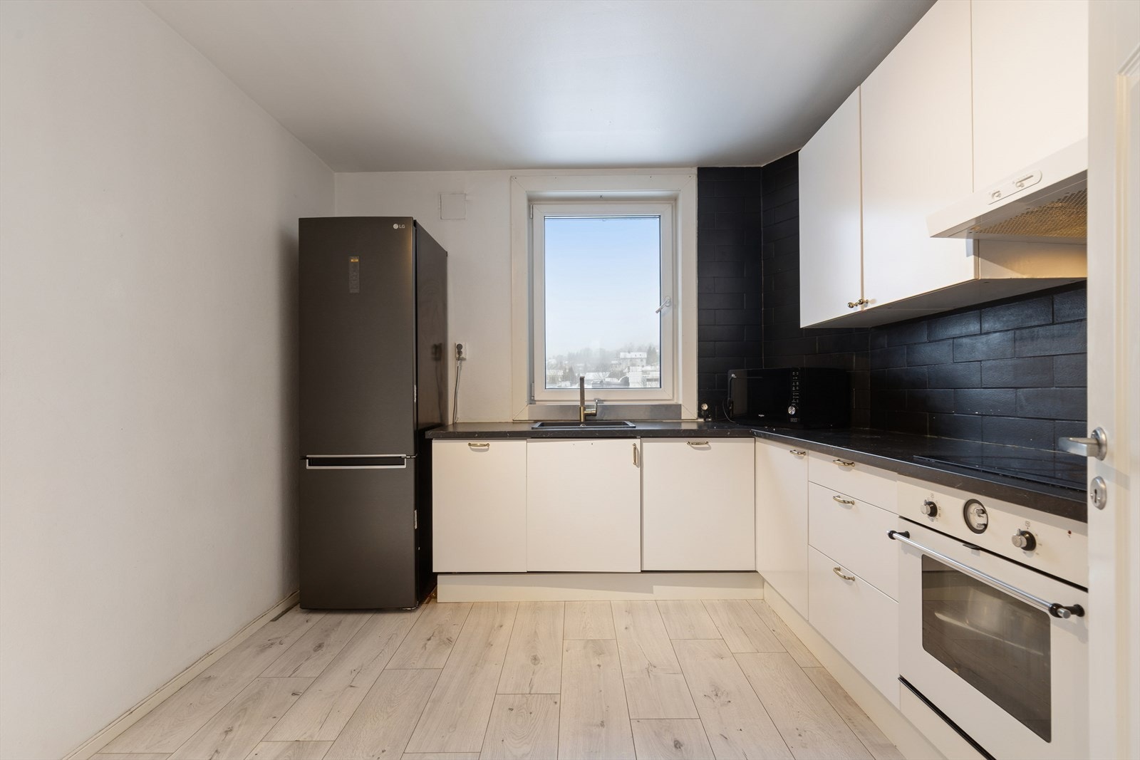 Moderne kjøkken overflate behandlet i 2021, oppgradert med nyere innredning. Galleribilde