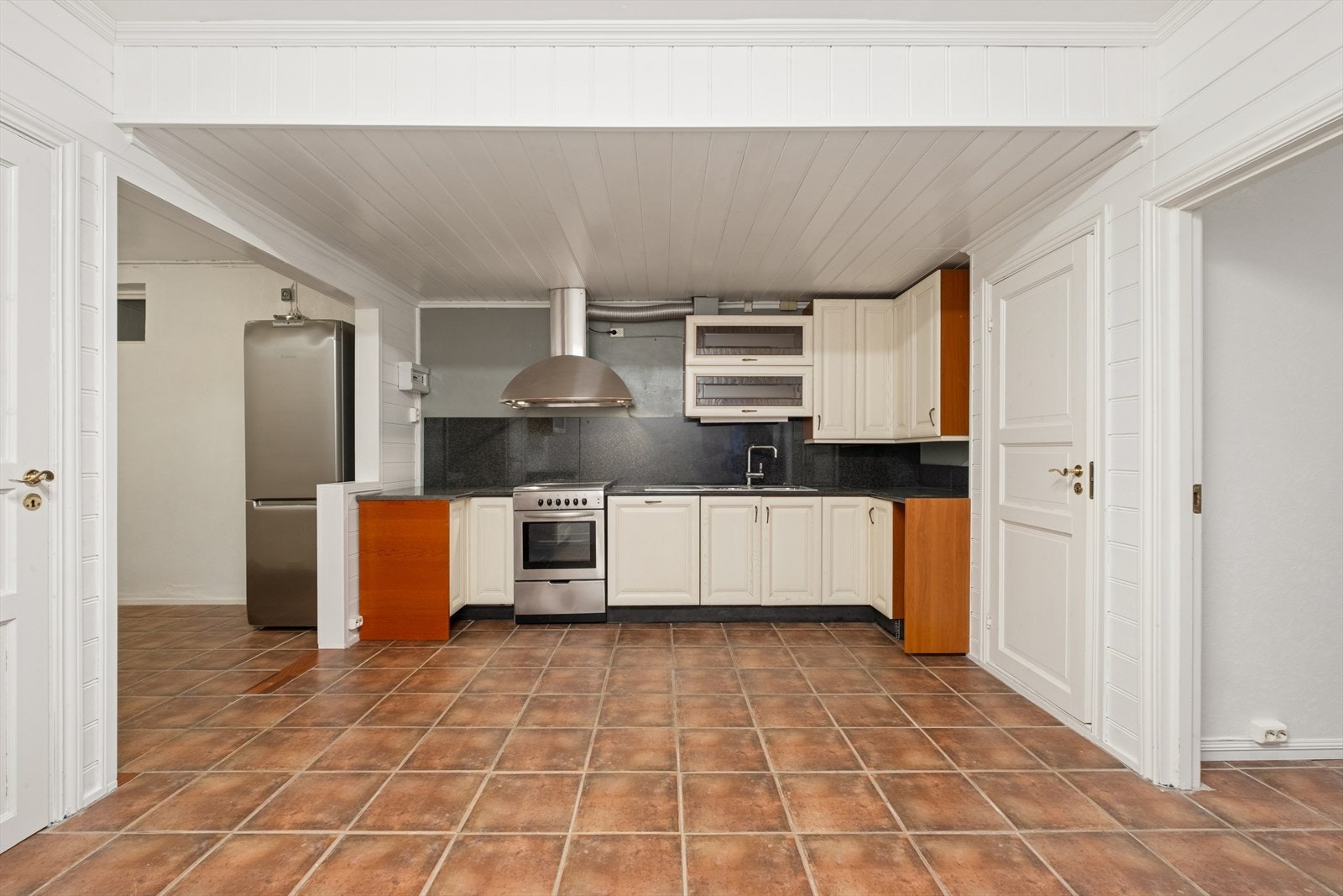 Stor og flott kjøkken med profilerte fronter på innredningen. Galleribilde