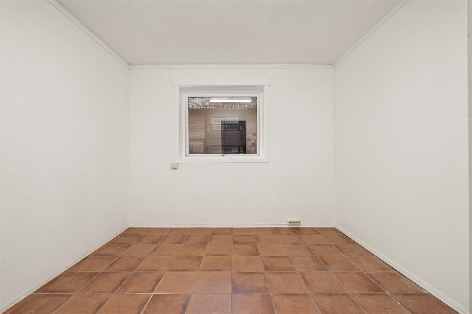 Romslig soverom med god plass til en stor seng. Galleribilde