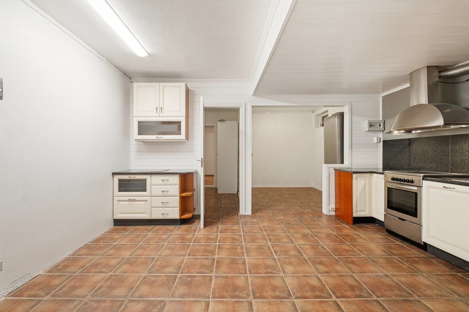 Kjøkkenet har svært god benkeplass, og er av en god størrelse. Galleribilde