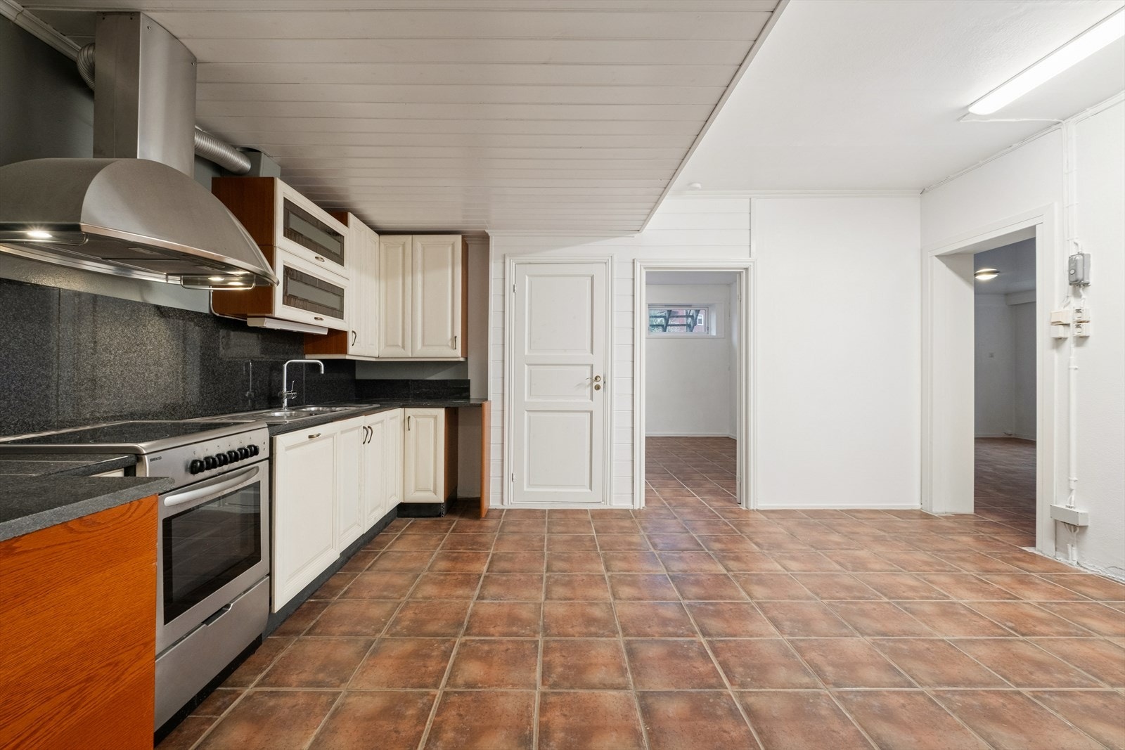 Her medfølger det oppvaskmaskin, komfyr og et kjøleskap. Galleribilde