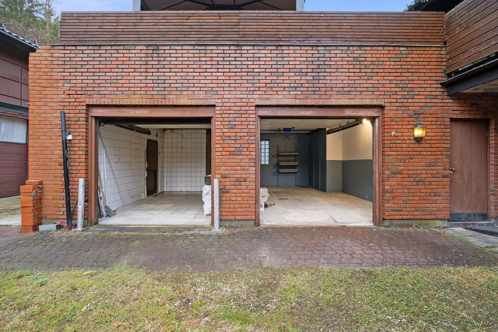 Det medfølger en garasje til hver leilighet. Galleribilde