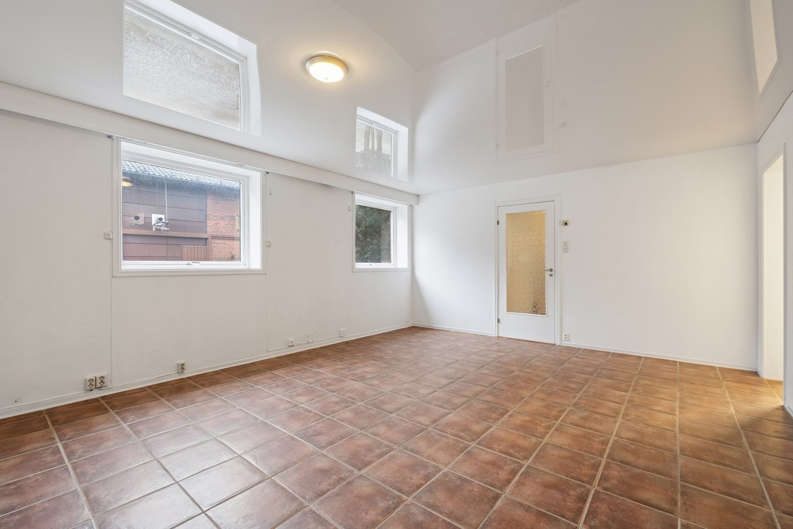 De store vinduene slipper inn godt med naturlig lys. Galleribilde