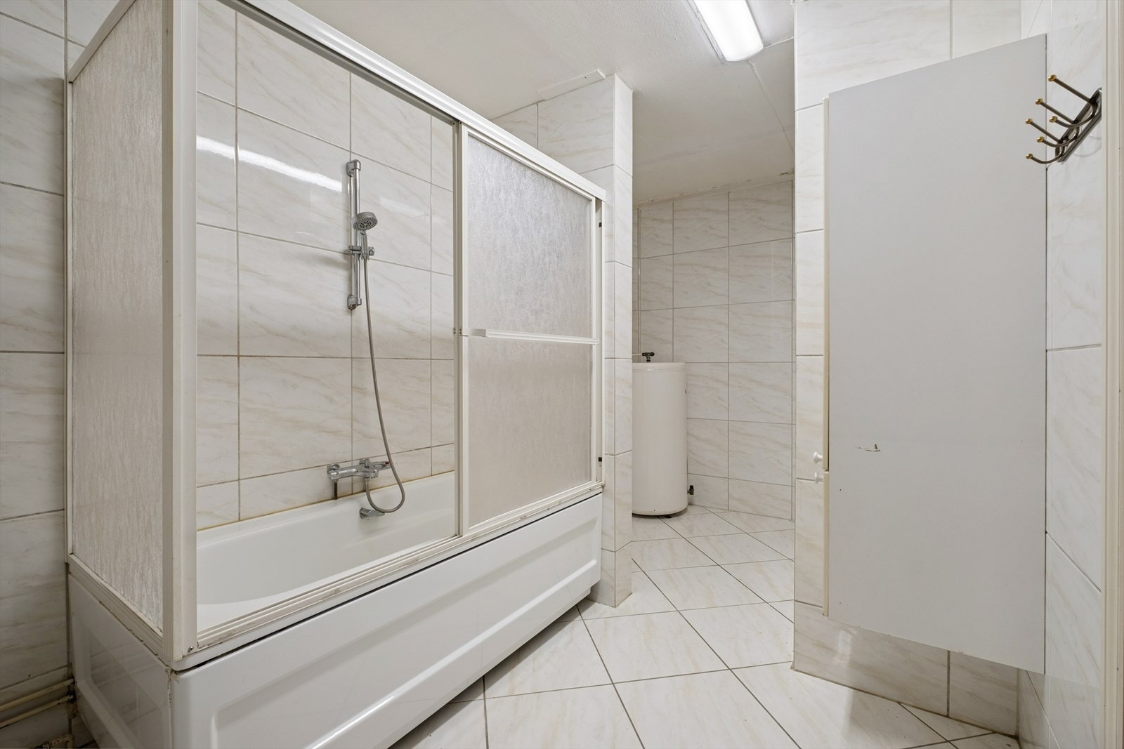 Her er det også et egen adskilt del med opplegg for vaskemaskin og en egen varmtvannsbereder. Galleribilde