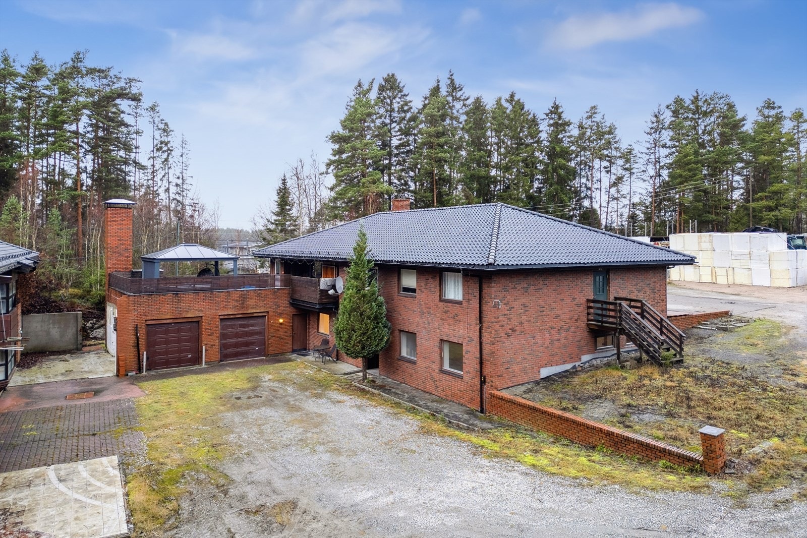 Boligen har en flott teglsteinsfasade, og har en landlig beliggenhet i en blindvei på Ise. Galleribilde