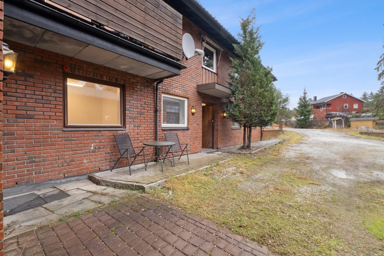 Dette er en halvpart tomannsbolig med en egen utleiedel. Her har man separate innganger. Galleribilde