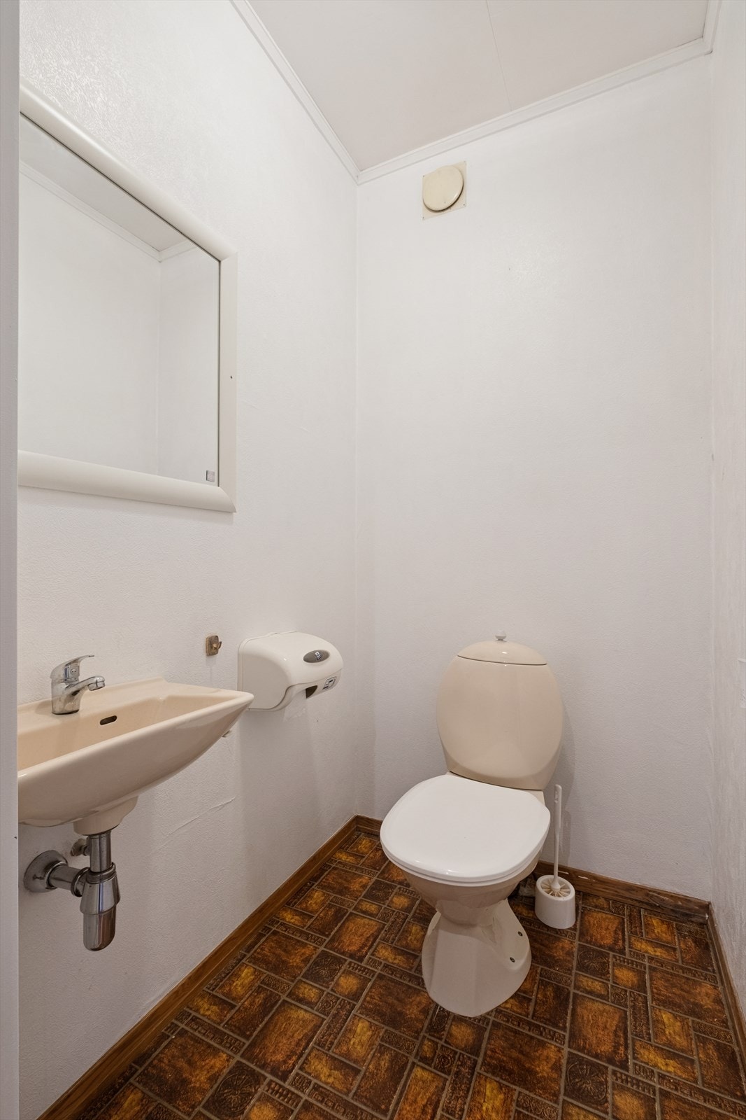 I tilknytning til entréen er det et wc-rom med servant. Galleribilde